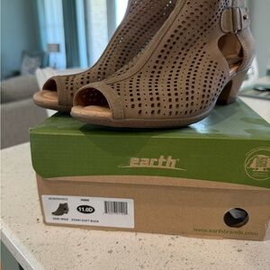 Earth Women's Tan Peep-Toe Heels